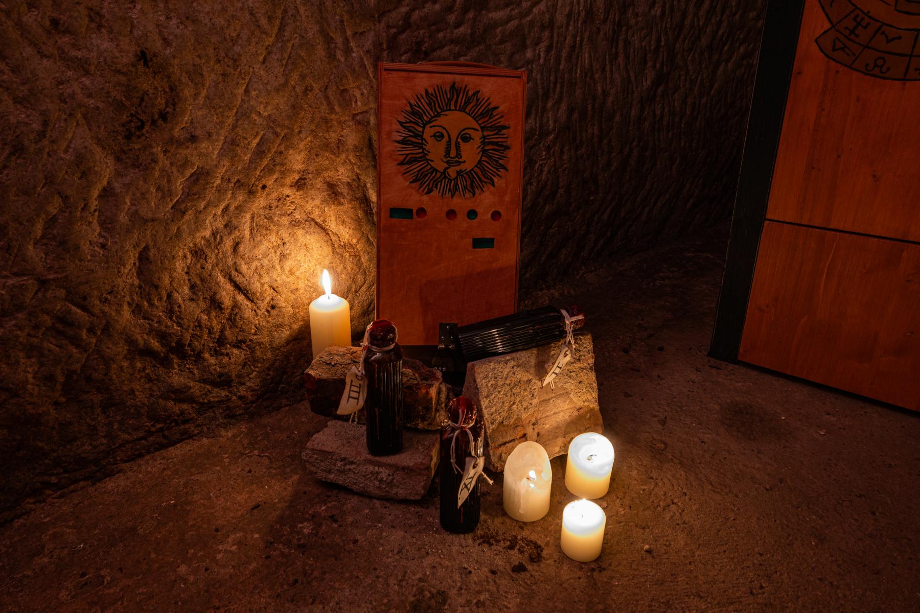 Mobiler Escape Room Holzkiste mit Kerzen und Flaschen